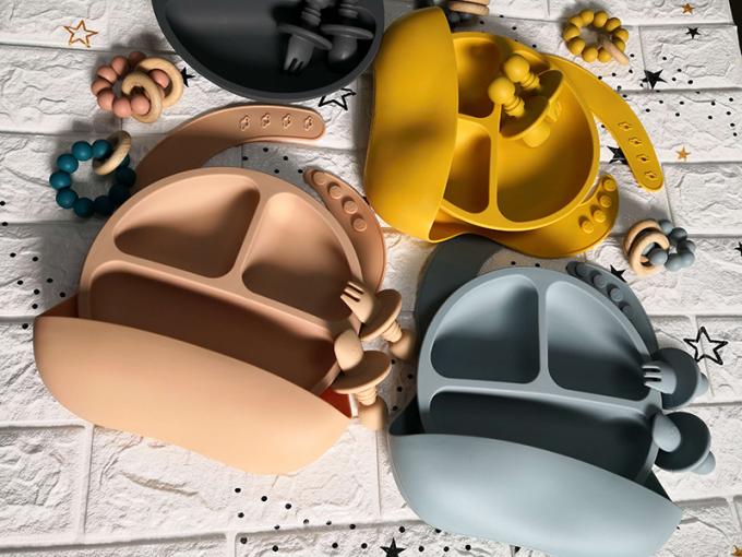 Cucchiaio del silicone del mini piccolo bambino del venditore più importante di Amazon e minestra d'alimentazione dell'insieme della forcella